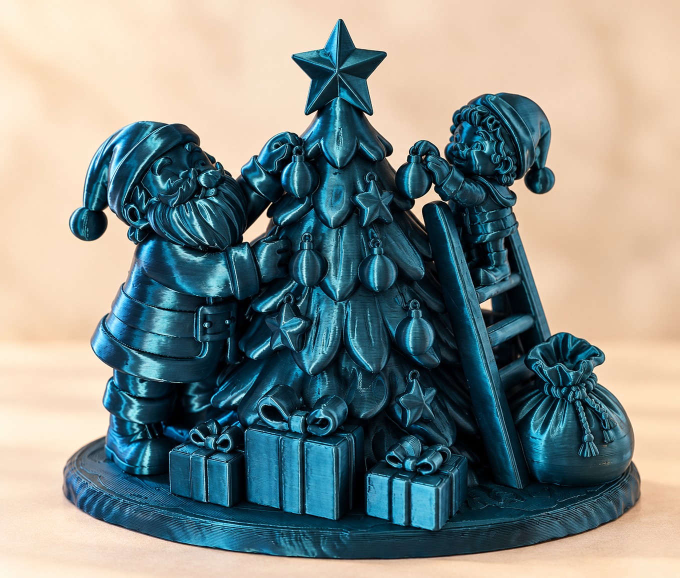 Kerstboom met kerstman en elfje