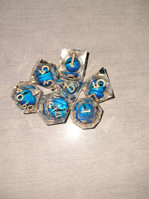 Transparant moving blue dragon eye d&d dice