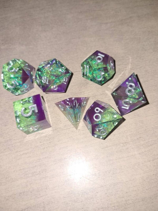 Diamond core Green purple d&d dice