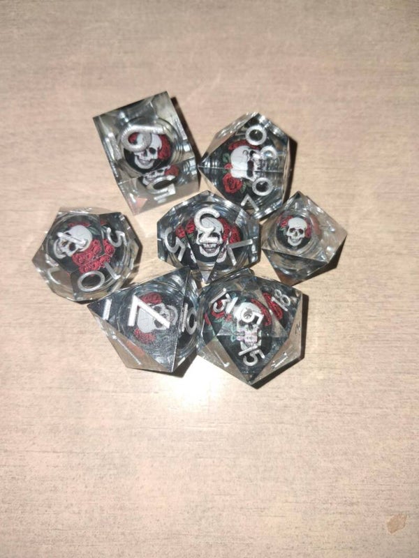 Moving skull with roses d&d dice
