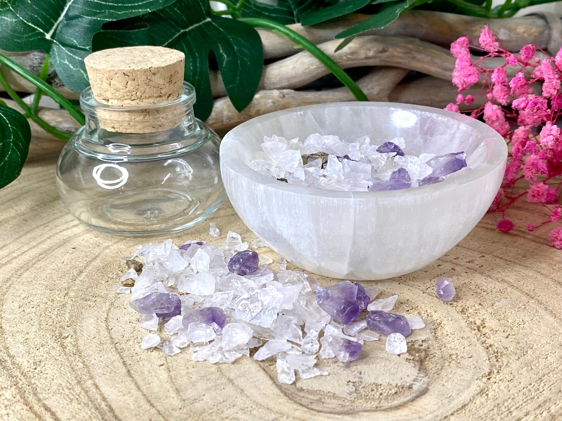 Gouden driehoek ruwe steentjes in glazen potje