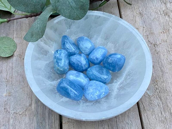Blauwe calciet trommelstenen