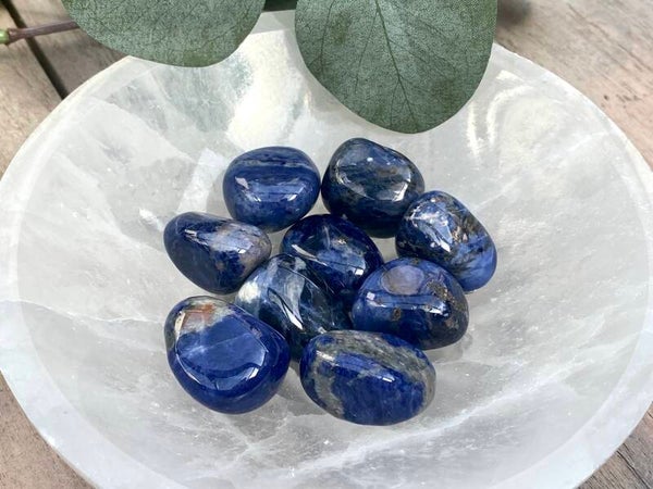 Sodaliet trommelstenen