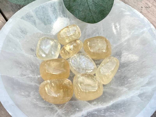 Gele calciet trommelstenen