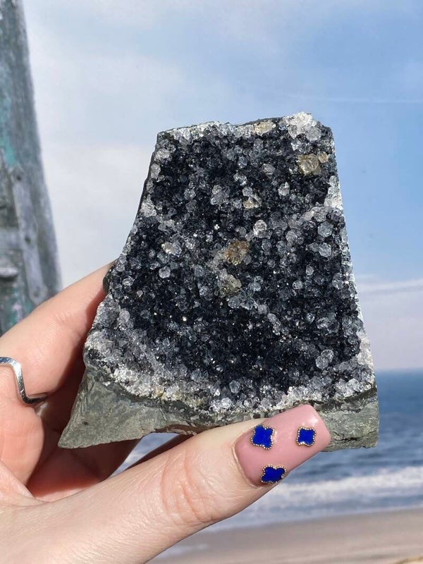 Zwarte druzy amethist cut base