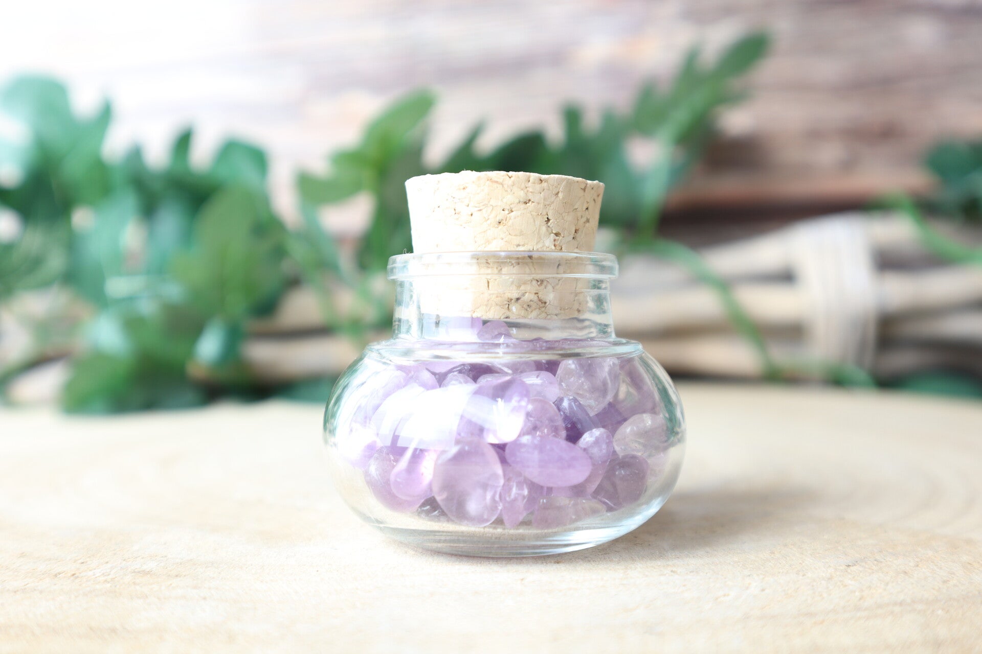 Amethist steentjes in glazen potje