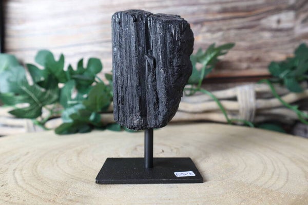 Zwarte toermalijn ruw op standaard