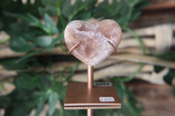 Roze amethist hart op standaard #0469