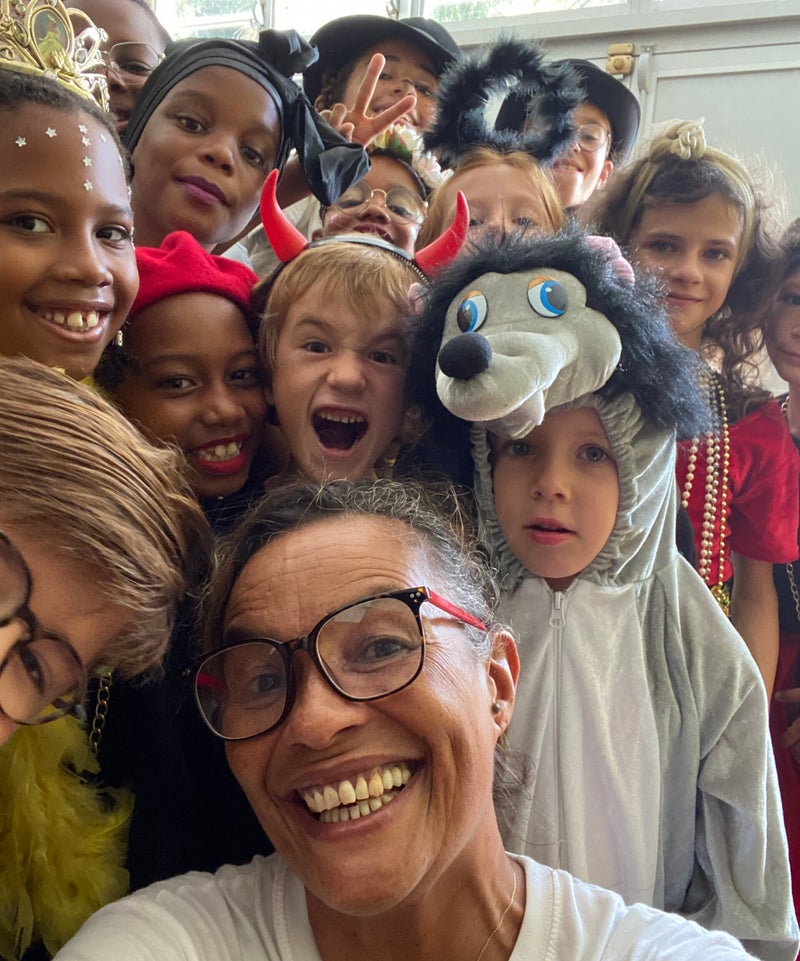 Julie Mauduech et les enfants de l'atelier theatre pour enfant.
