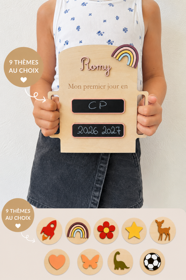 Plaque “Ma première rentrée” personnalisée – Forme écolier en bois
