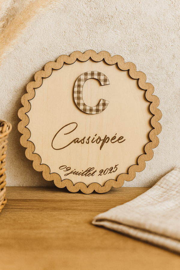 Plaque prénom murale en bois – Lettre Vichy & écriture bohème