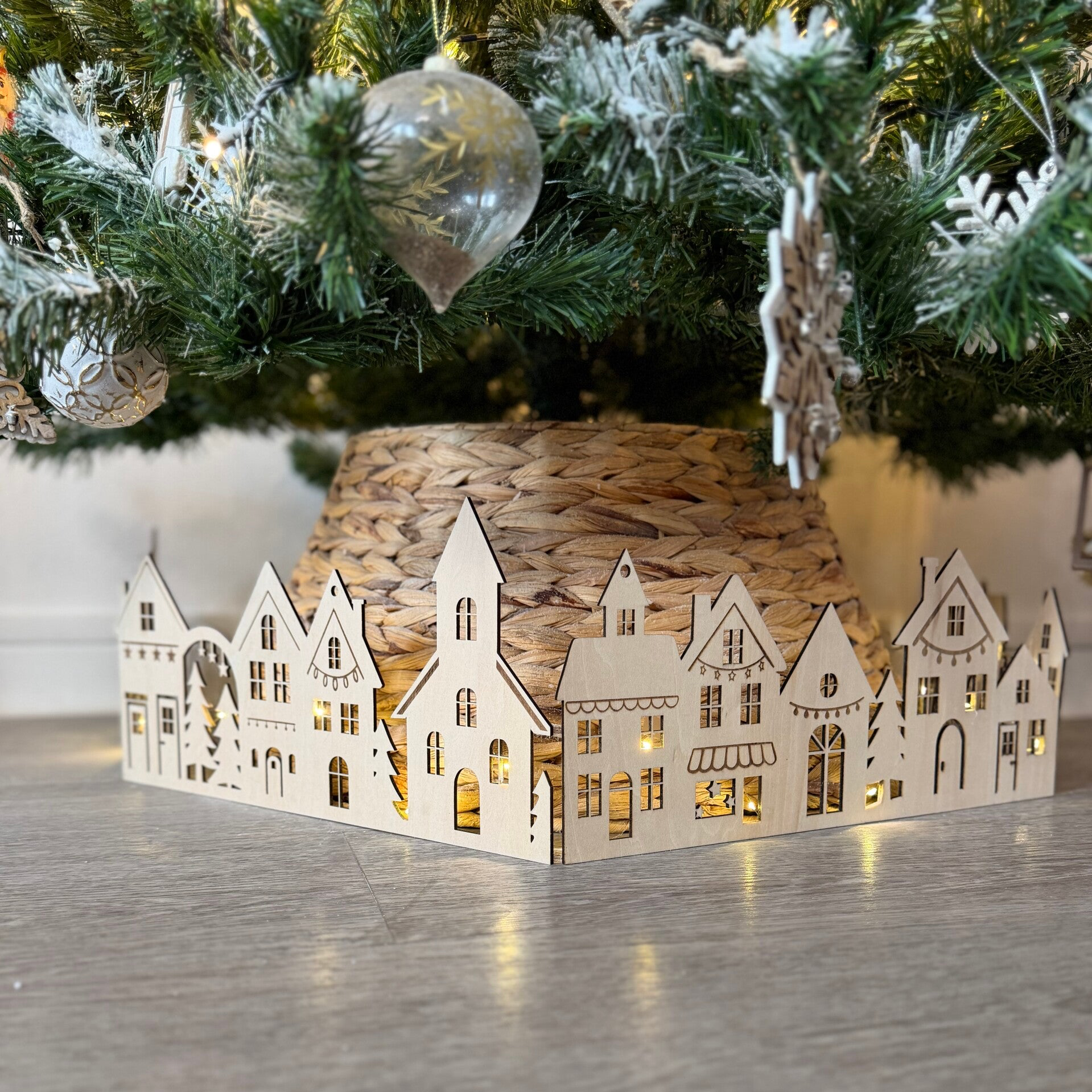 Village lumineux en bois – Tour de sapin féerique