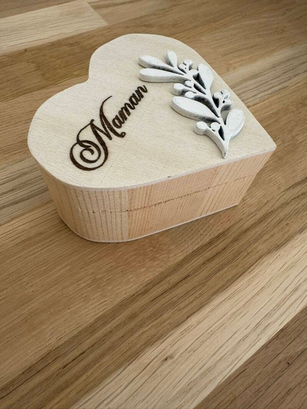 Boîte en bois format cœur gravée promotion Gravencia
