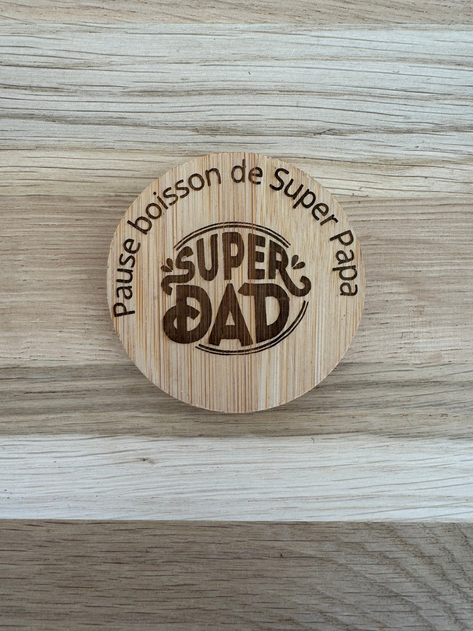 Décapsuleur en bois gravé aimenté
