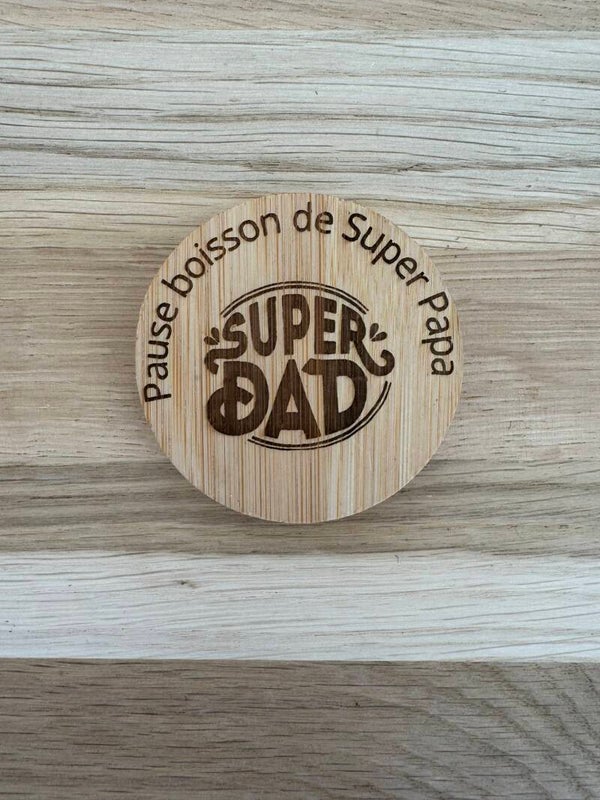 Décapsuleur en bois gravé aimenté