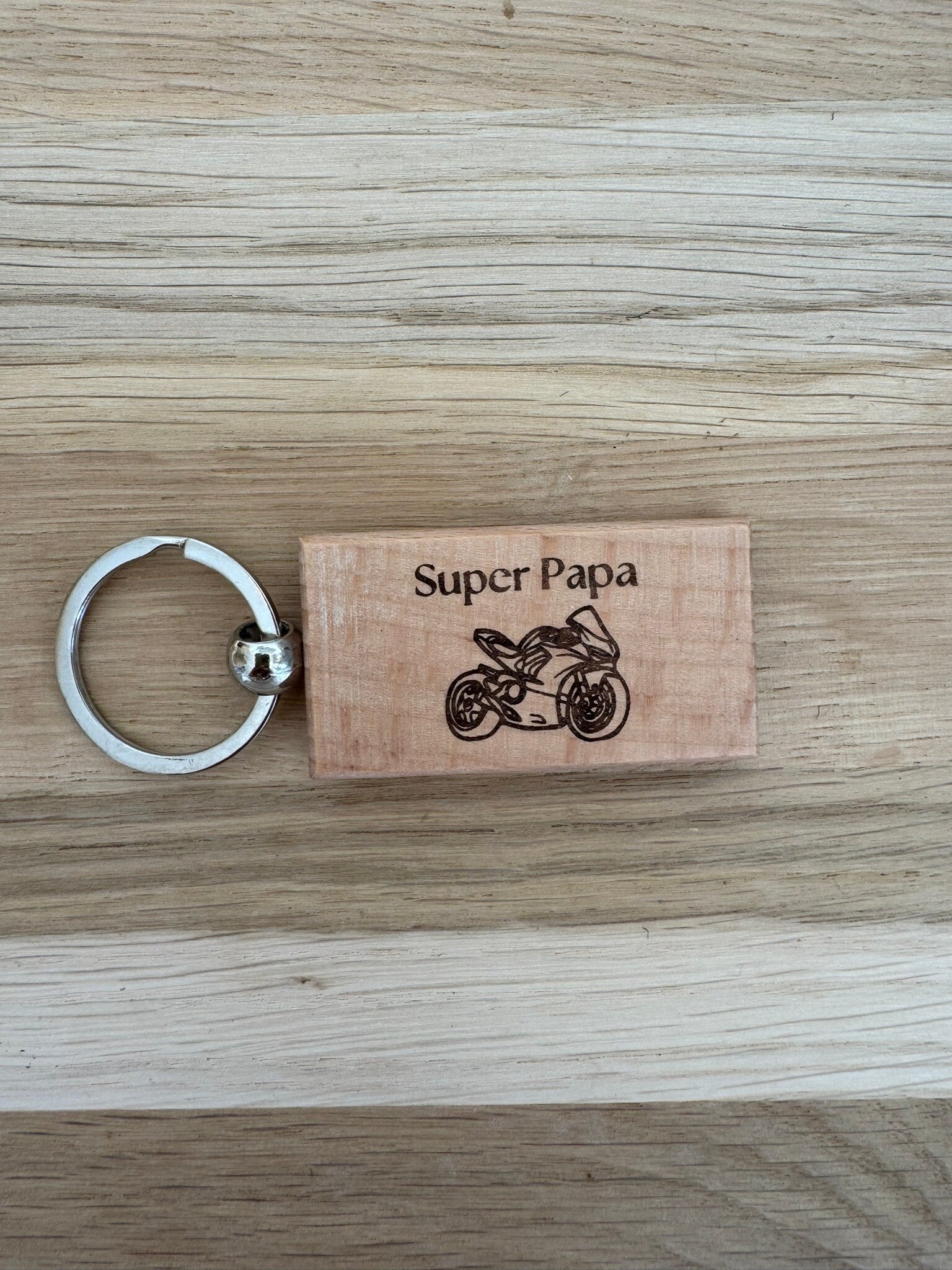 Porte-clé en bois gravé moto