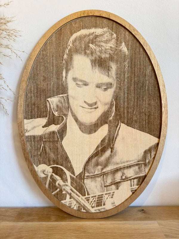 Cadre photo ovale gravé 40 cm