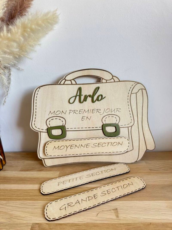 Cartable rentrée des classes en bois gravé personnalisé prénom et classe aimantée