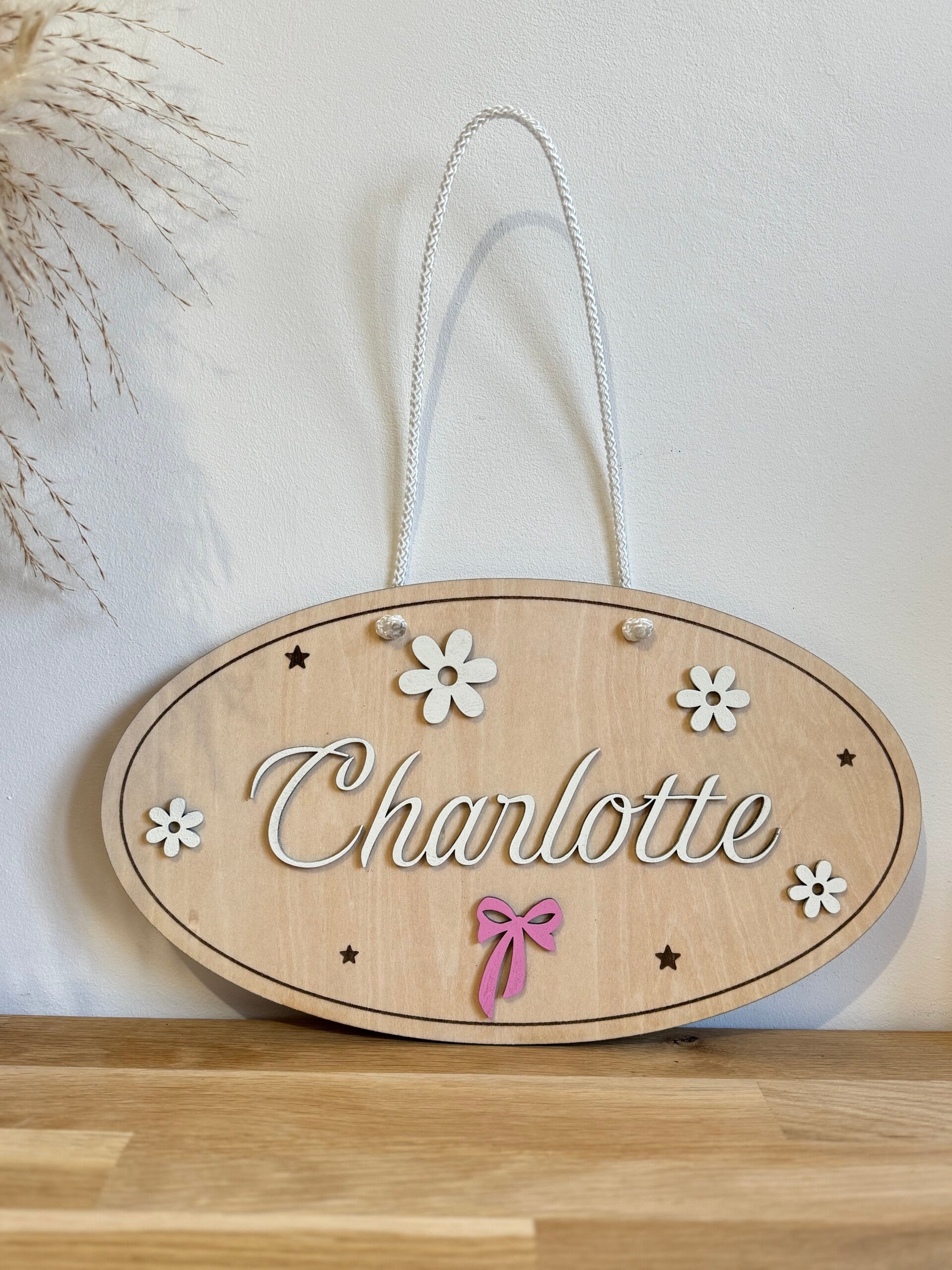 Plaque prénom personnalisée en bois – Thème Fleurs & Nœud