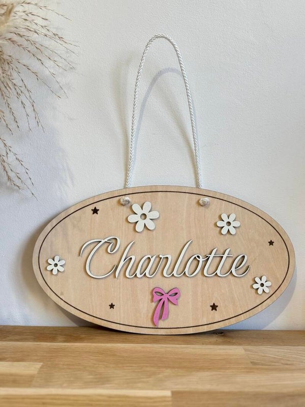 Plaque prénom personnalisée en bois – Thème Fleurs & Nœud
