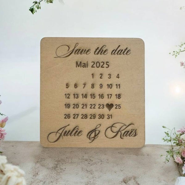 Magnet save the date calendrier en bois gravé personnalisé mariage