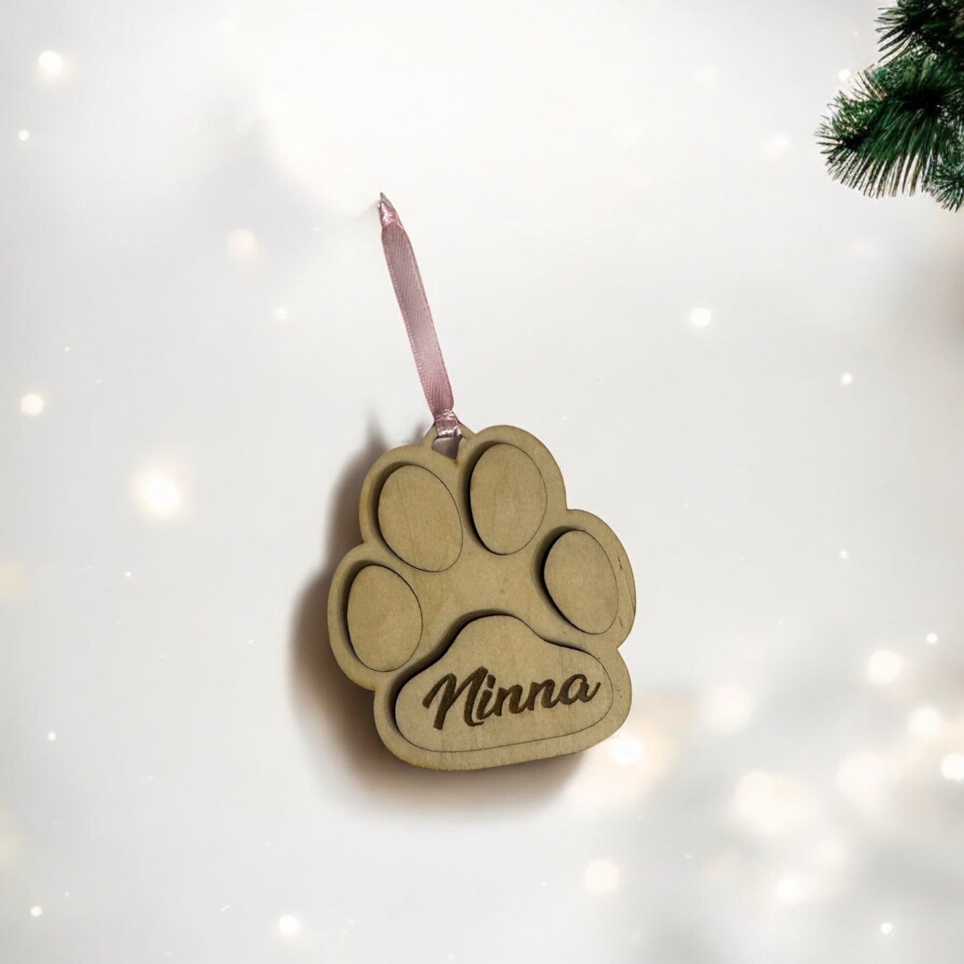 boule de noël patte de chien en bois gravé personnalisée modèle 2