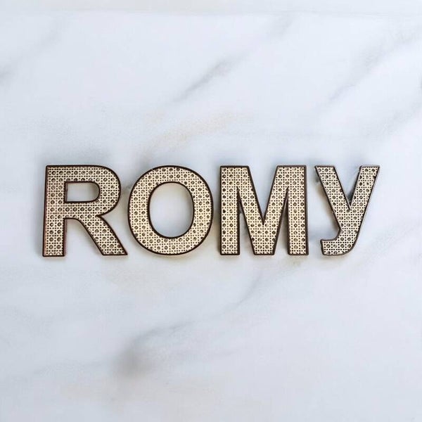 Lettre en bois gravé esprit cannage personnalisée 20 ou 30 cm