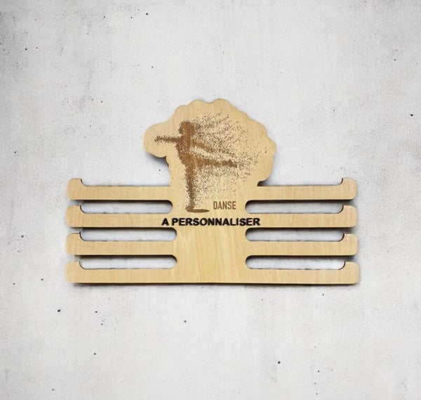 Porte médailles personnalisé Danse en bois gravé