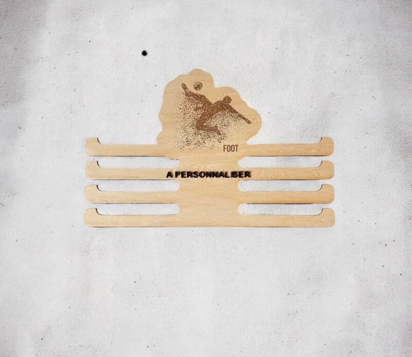 Porte-médailles football personnalisé en bois gravé cadeau sportif