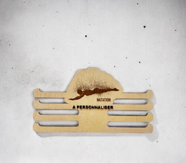 Porte médailles personnalisé NATATION en bois gravé