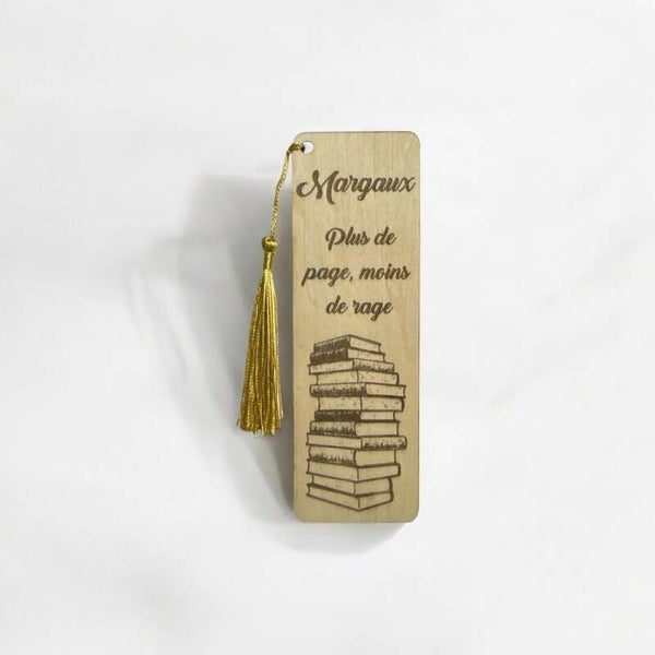 Marque-page en bois gravé personnalisé motif pile de livres