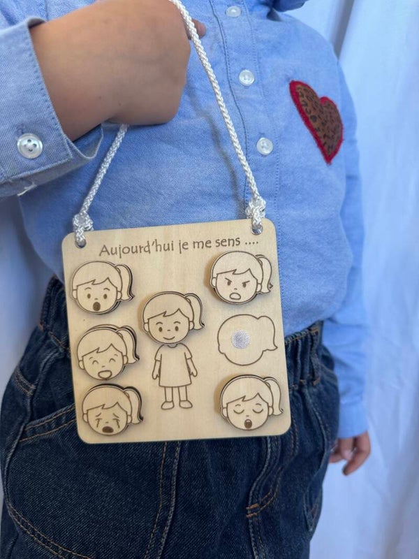 Plaque émotions en bois gravé personnalisée outil ludique apprentissage enfant