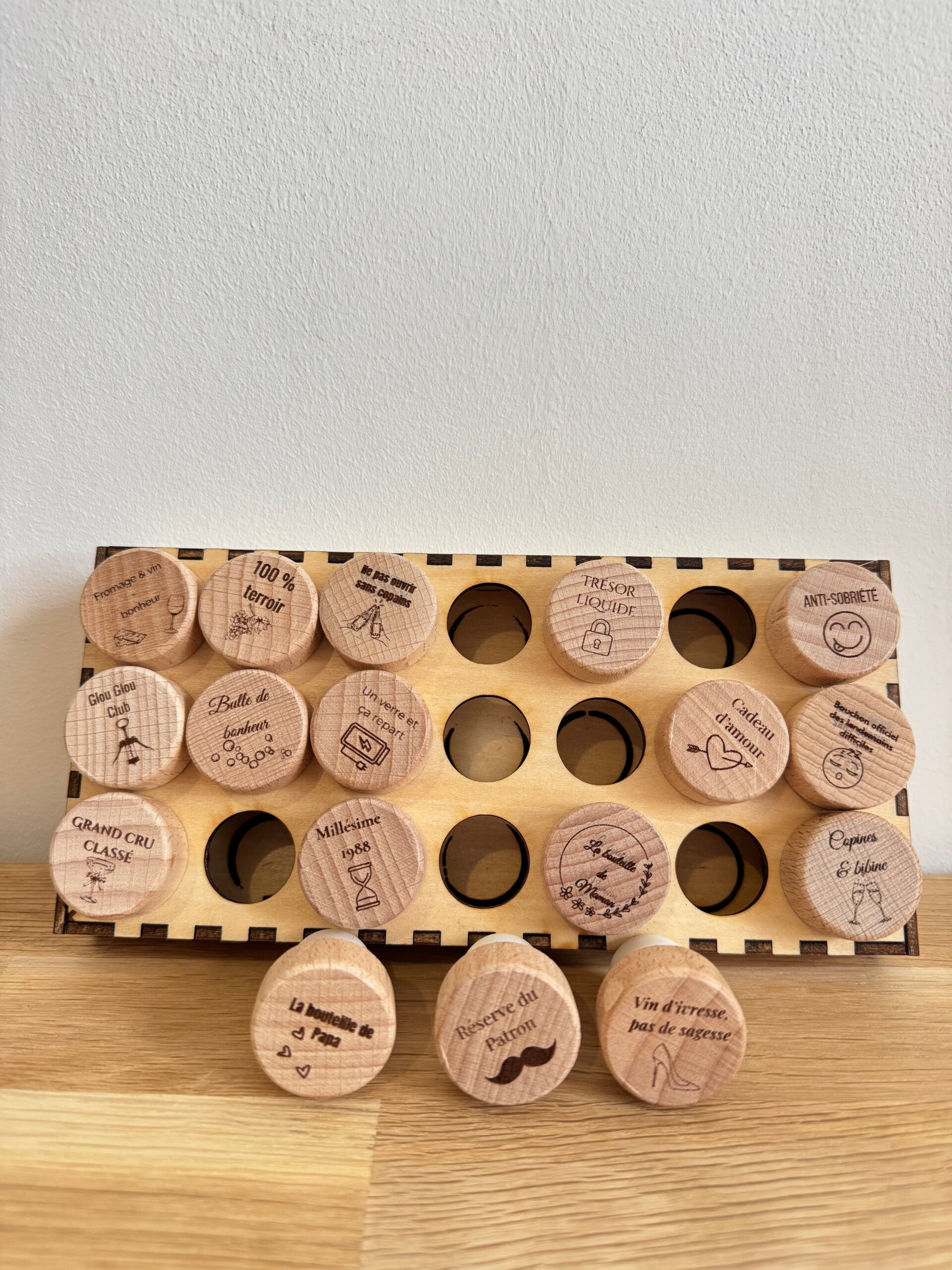 Bouchon gravé en bois personnalisé – 27 modèles au choix