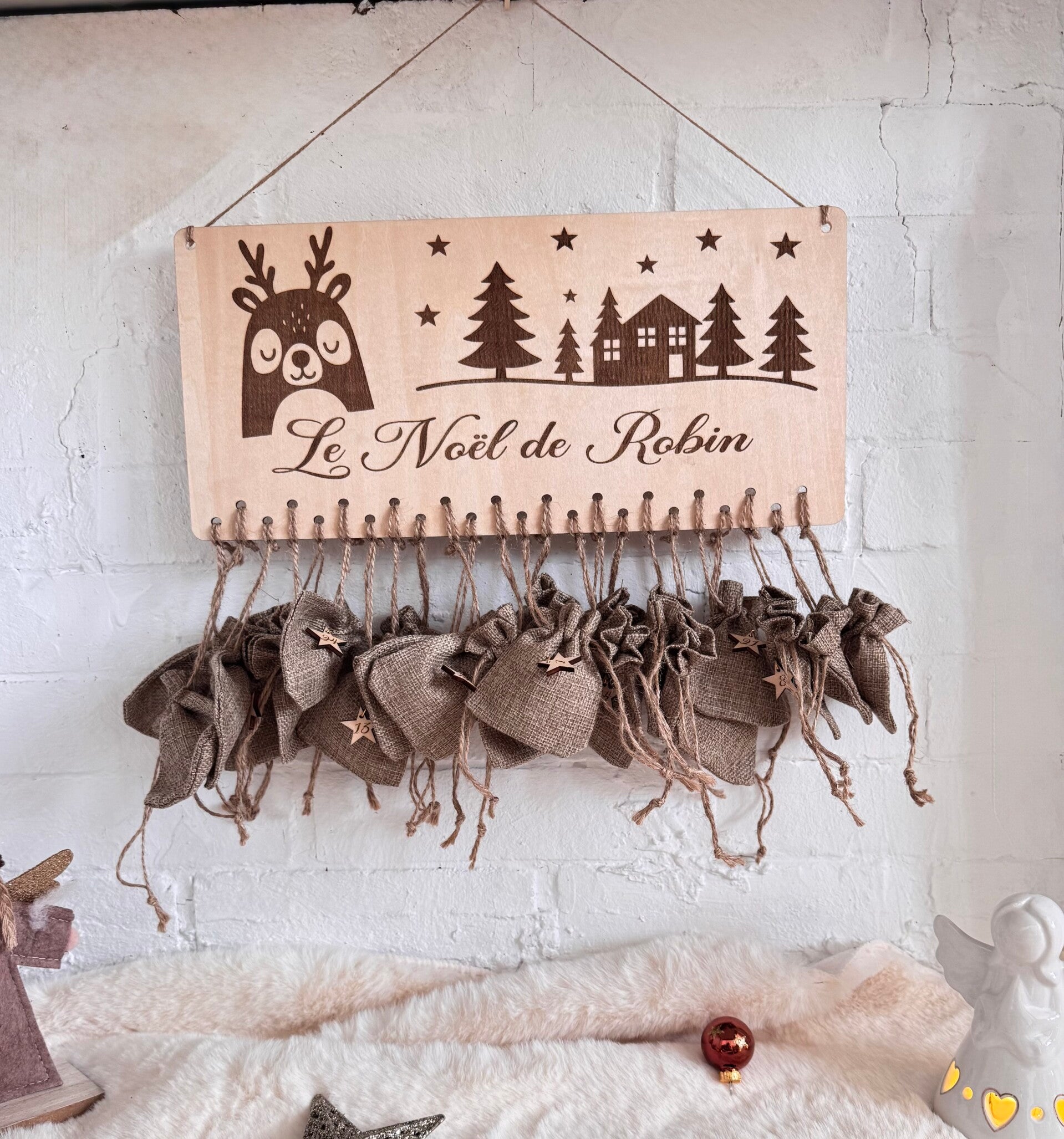 Calendrier de l’Avent personnalisé en bois avec 24 pochons