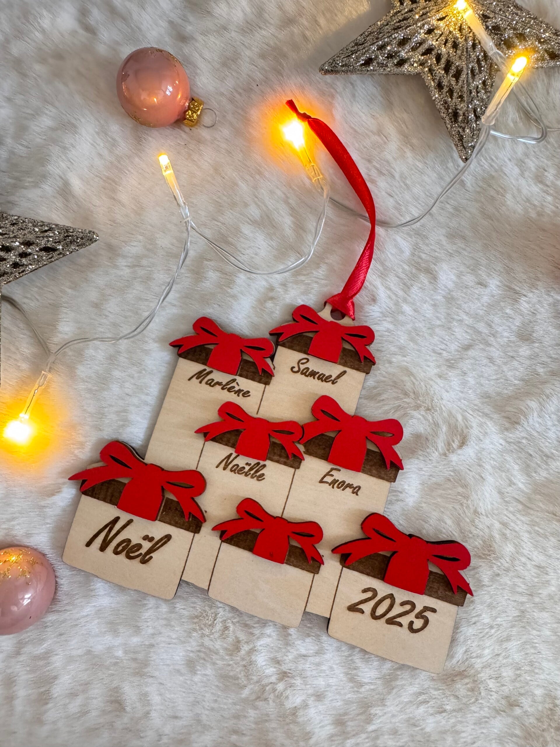 Boule de Noël Cadeaux gravés personnalisée – (7 prénoms ou mots)