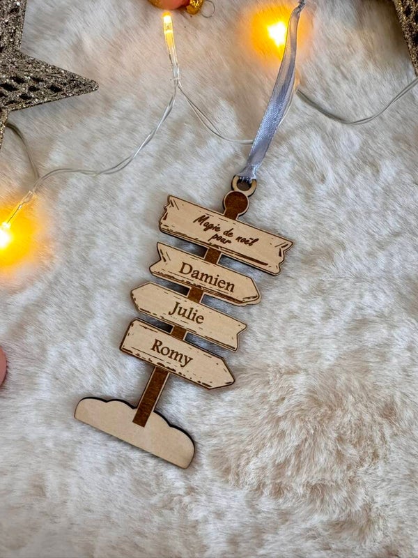 Boule de Noël personnalisée en bois  Panneaux directionnels avec prénoms