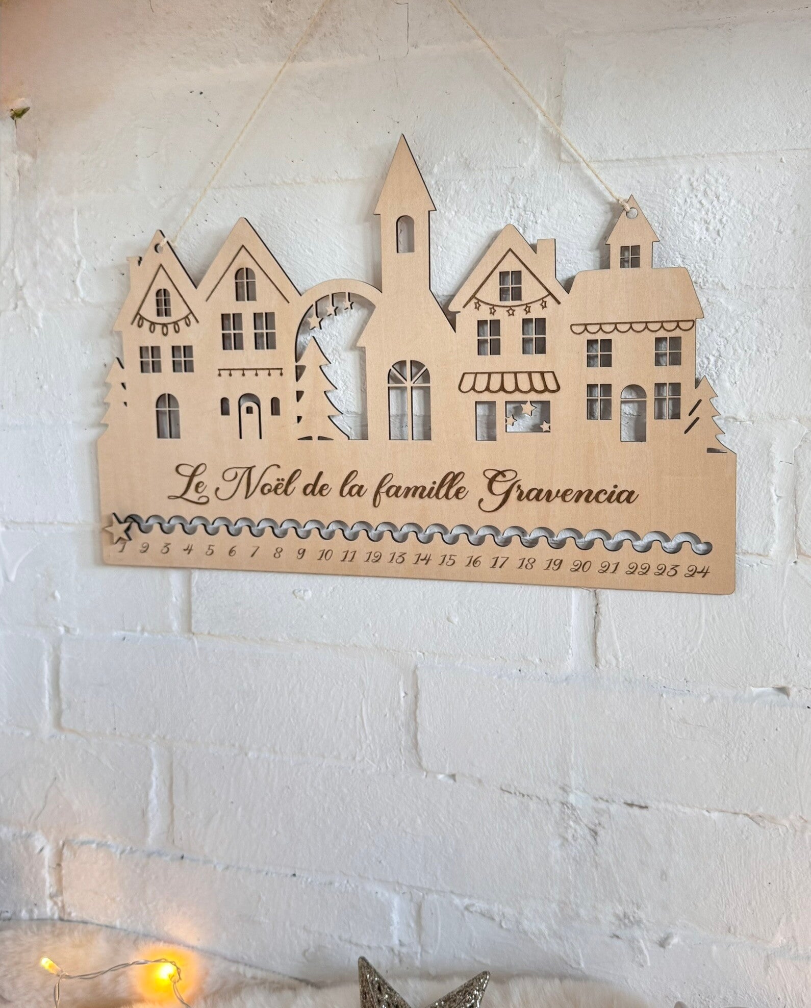 Compteur de l’Avent à suspendre  décor village de Noël