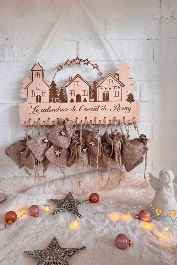 Calendrier de l’Avent personnalisé  Village de Noël en bois gravé