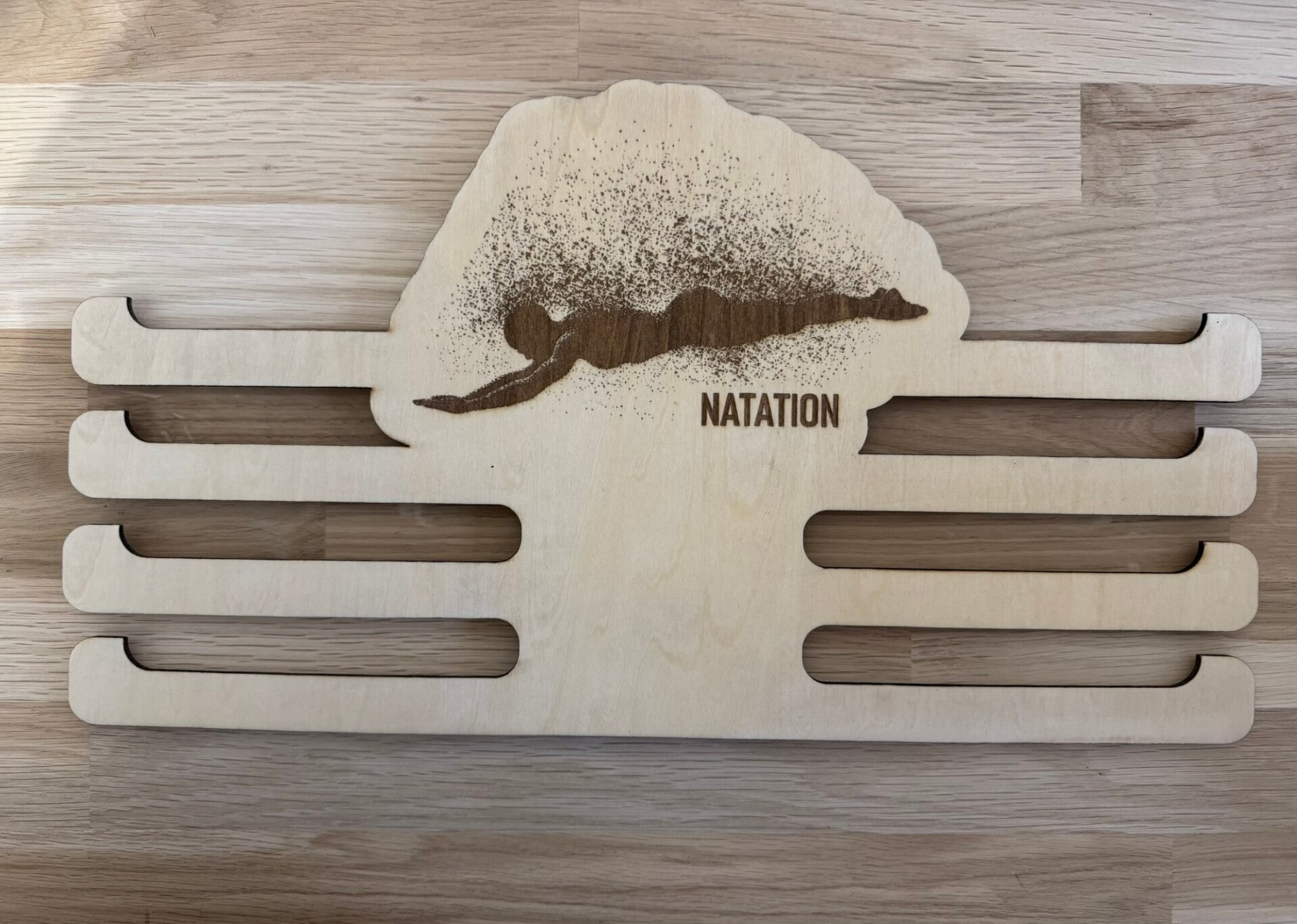 Porte médailles personnalisé NATATION en bois gravé