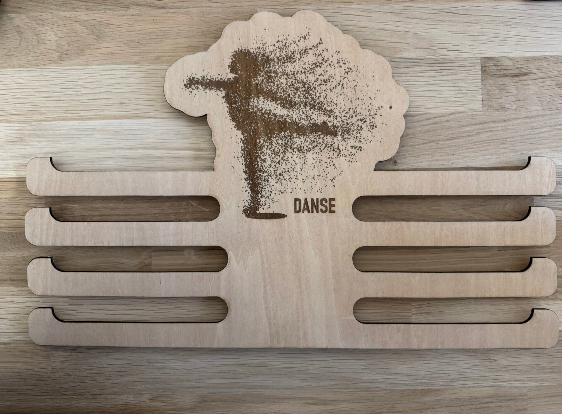 Porte médailles personnalisé Danse en bois gravé
