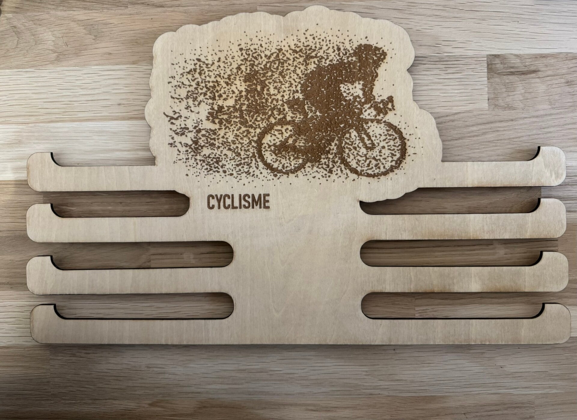 Porte médailles personnalisé Cyclisme en bois gravé