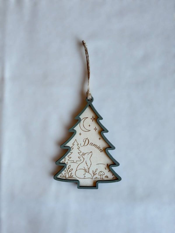 Boule de Noël personnalisée en bois – Sapin de la Forêt enchantée
