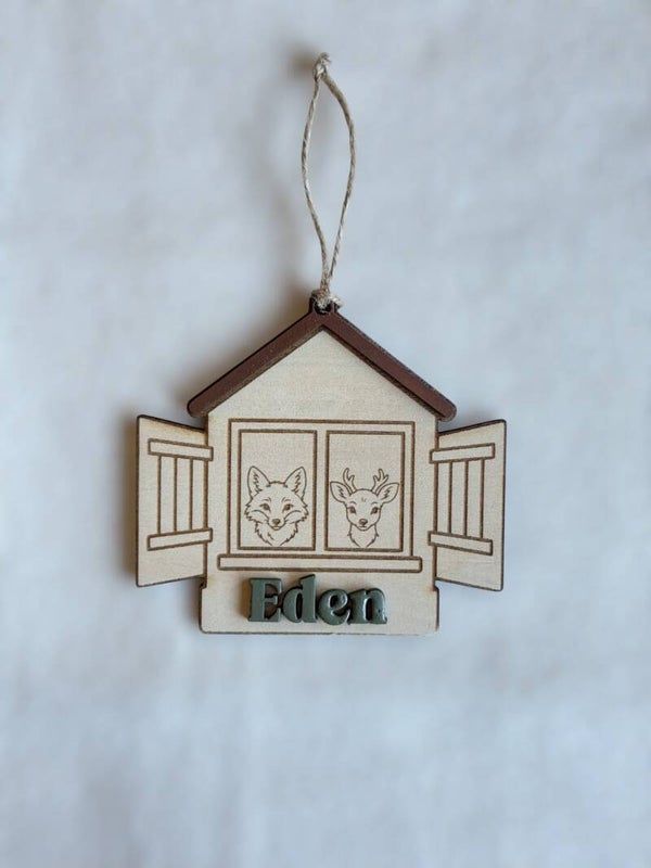 Boule de Noël personnalisée en bois – Maison des animaux de la forêt