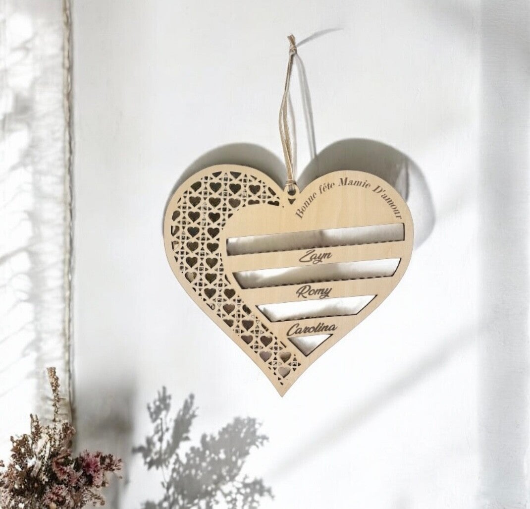 Cœur personnalisé en bois gravé – Un cadeau unique pour Mamie et Maman