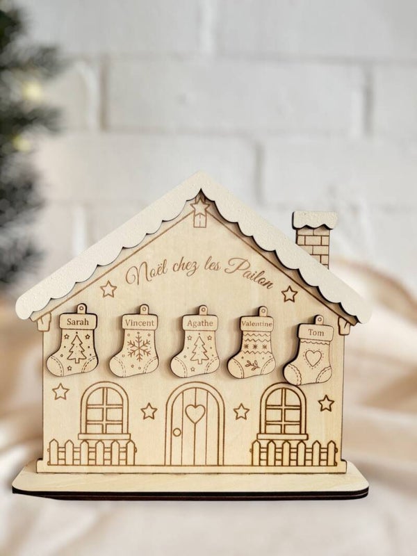 Maison de Noël personnalisée en bois – Les Chaussettes de la famille