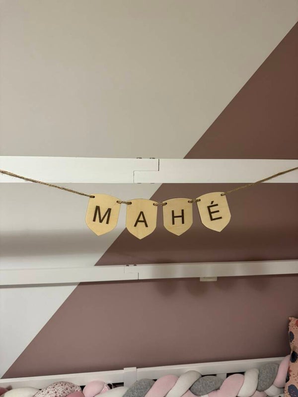 Fanion blason prénom en bois gravé – Décoration chevaleresque personnalisée