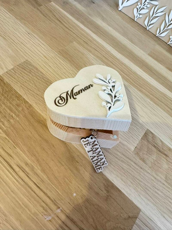Boîte en bois personnalisée – Format Cœur