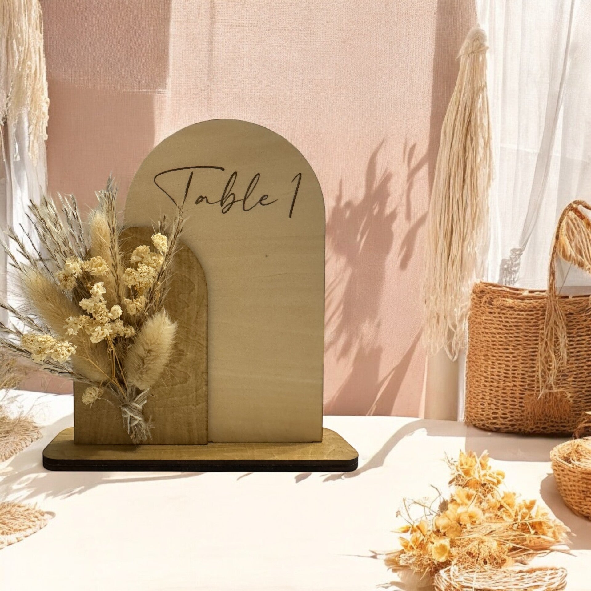 Numéro de table bohème en bois gravé avec fleurs séchées