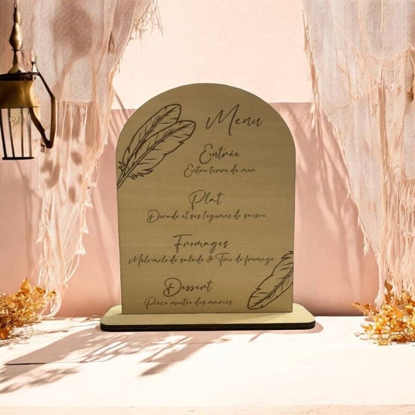 Menu en bois gravé bohème mariage modèle plume