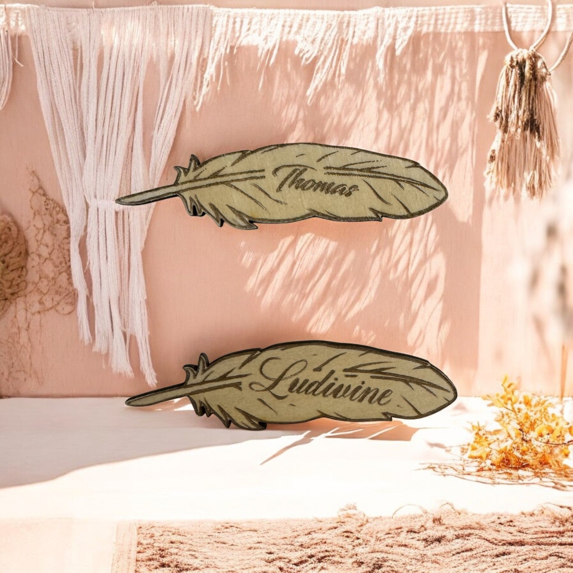 Marque-place plume en bois gravé mariage bohème